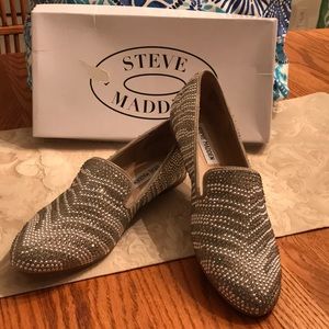 NWT Steve Madden embellished flats.